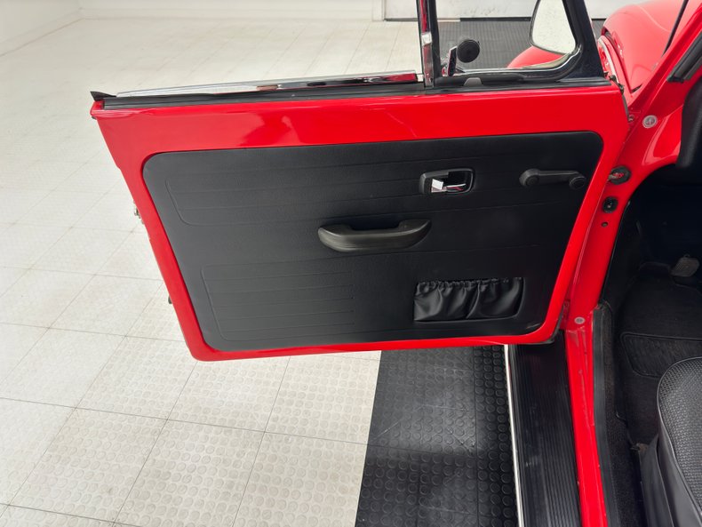Volkswagen-Super-beetle-1972-Kansas-Red-Black-47