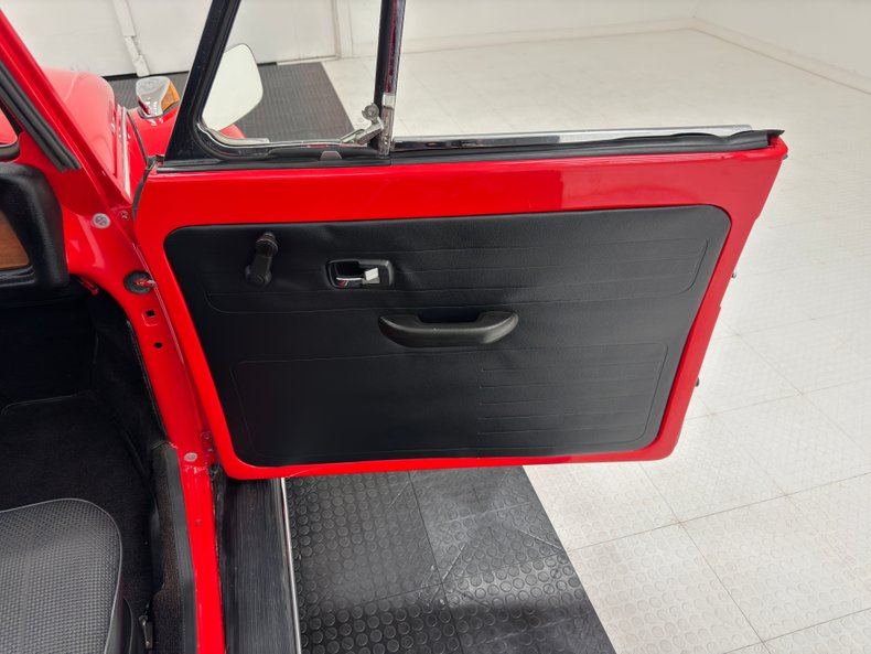 Volkswagen-Super-beetle-1972-Kansas-Red-Black-5