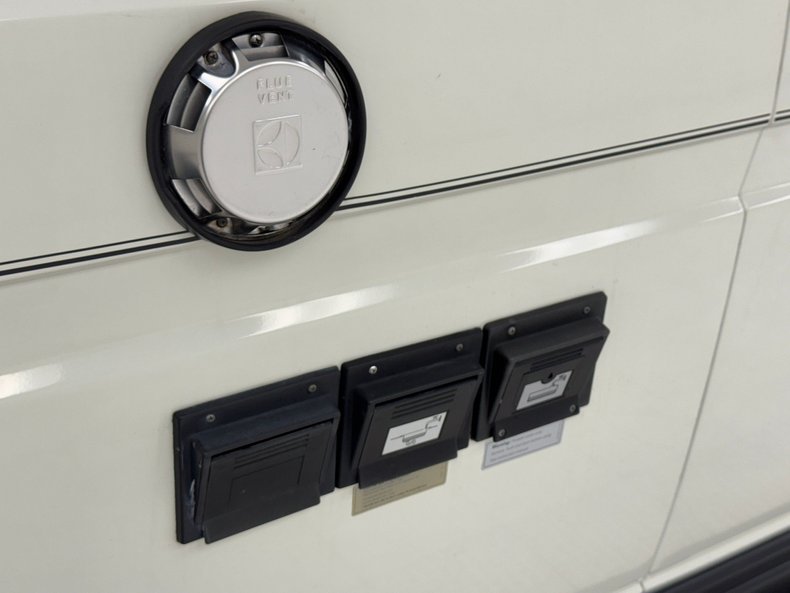 Volkswagen-Vanagon-1991-Pastel-White-Gray-17