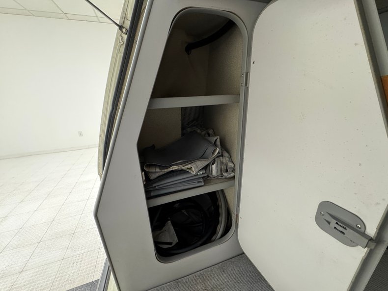 Volkswagen-Vanagon-1991-Pastel-White-Gray-31