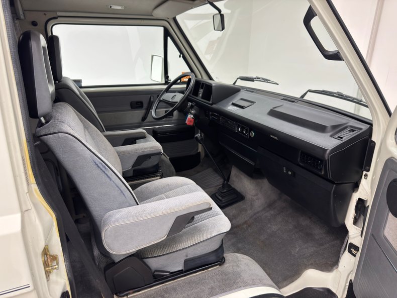 Volkswagen-Vanagon-1991-Pastel-White-Gray-37
