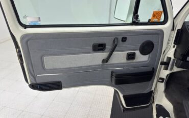 Volkswagen-Vanagon-1991-Pastel-White-Gray-40