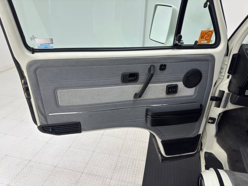 Volkswagen-Vanagon-1991-Pastel-White-Gray-40