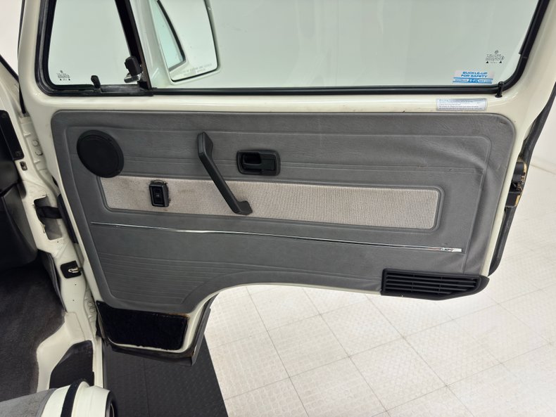 Volkswagen-Vanagon-1991-Pastel-White-Gray-41