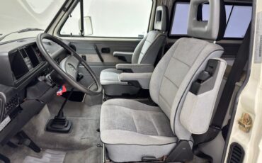 Volkswagen-Vanagon-1991-Pastel-White-Gray-42