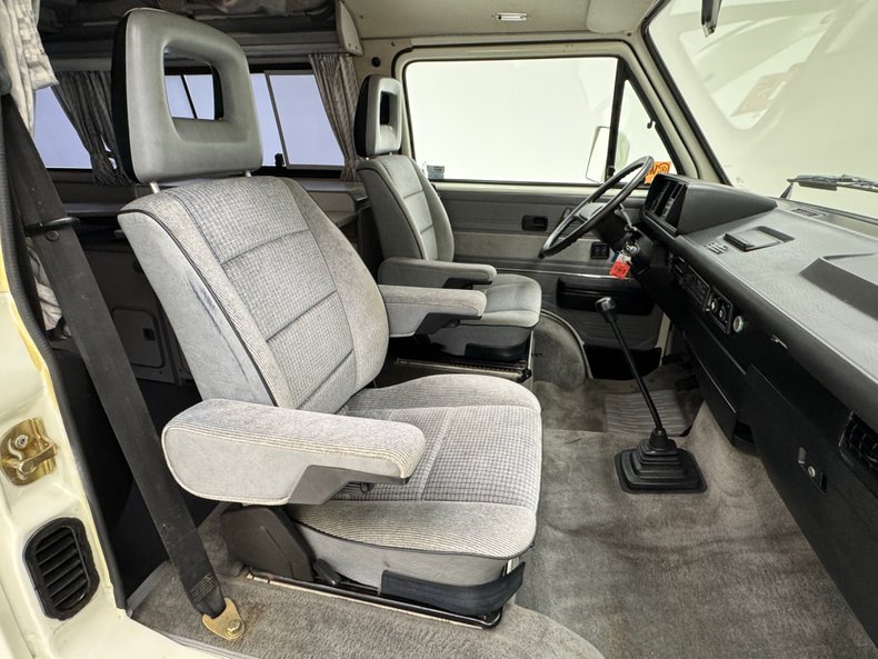 Volkswagen-Vanagon-1991-Pastel-White-Gray-44