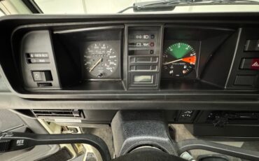 Volkswagen-Vanagon-1991-Pastel-White-Gray-45