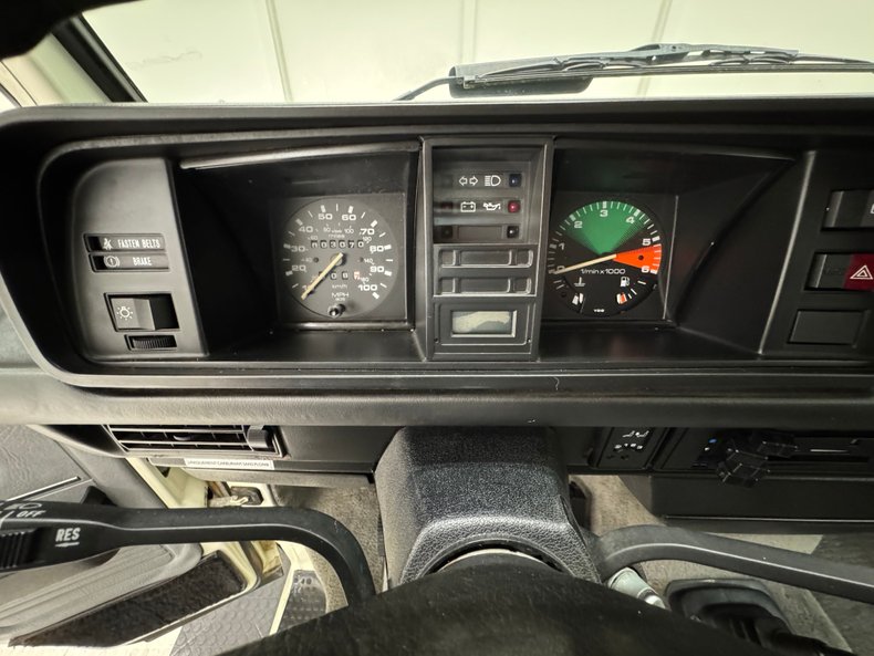 Volkswagen-Vanagon-1991-Pastel-White-Gray-45