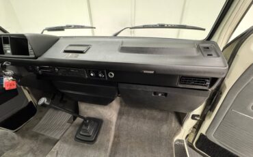 Volkswagen-Vanagon-1991-Pastel-White-Gray-48