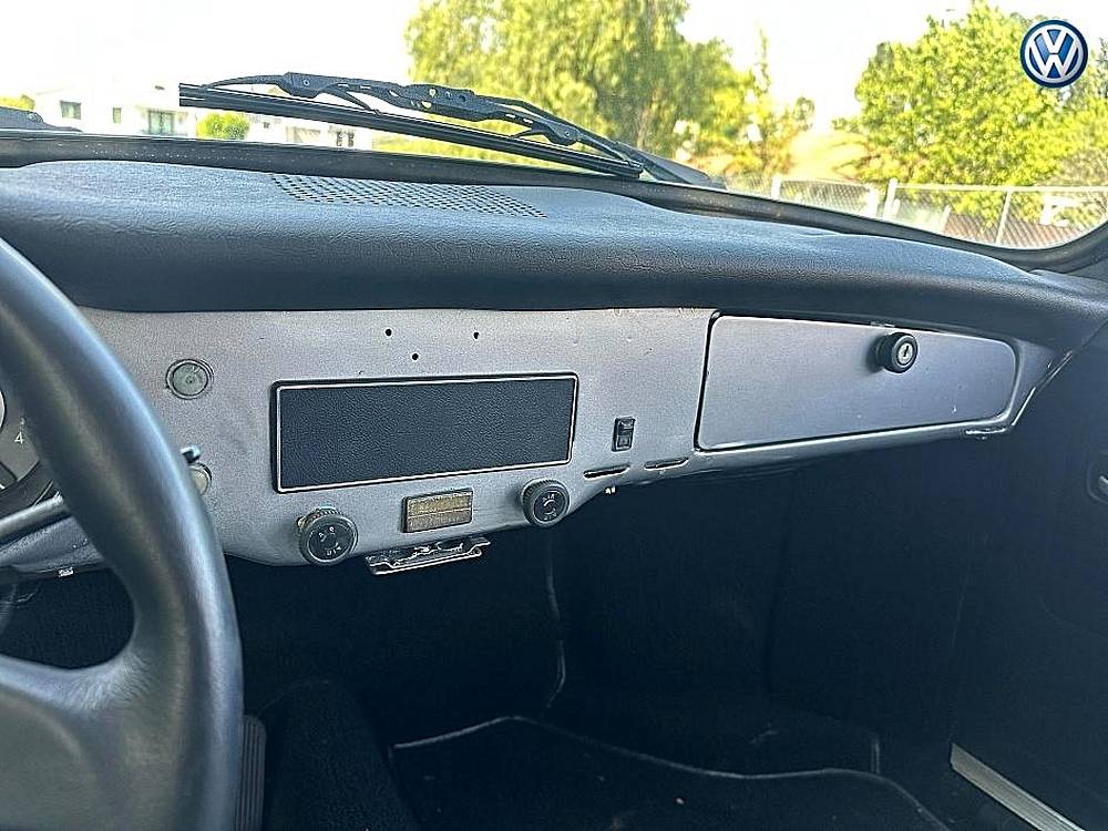 Volkswagen-karmann-ghia-1973-black-40