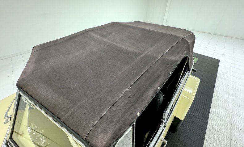 Willys-Jeepster-1950-Yellow-Black-21