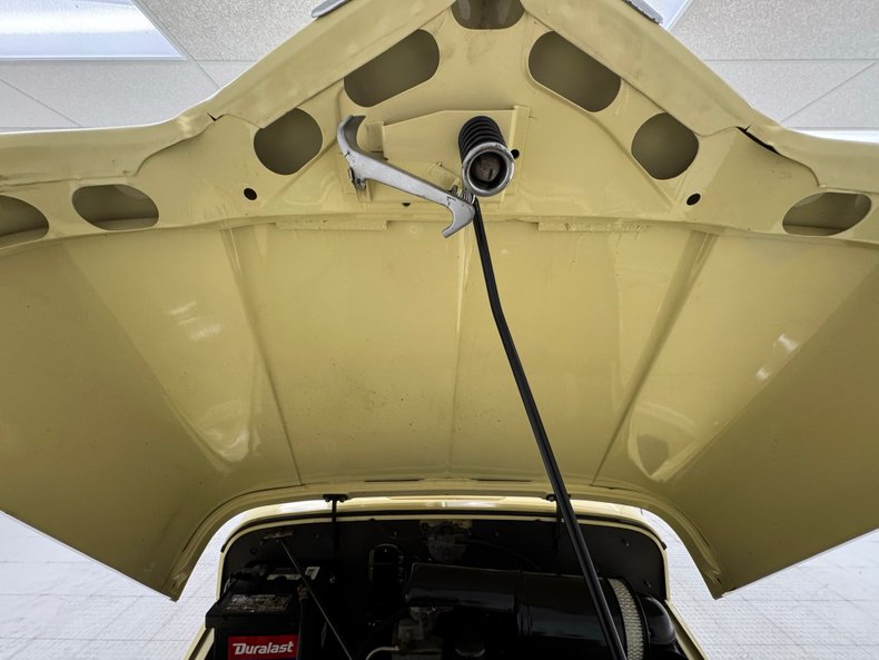 Willys-Jeepster-1950-Yellow-Black-31