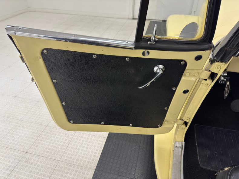 Willys-Jeepster-1950-Yellow-Black-35