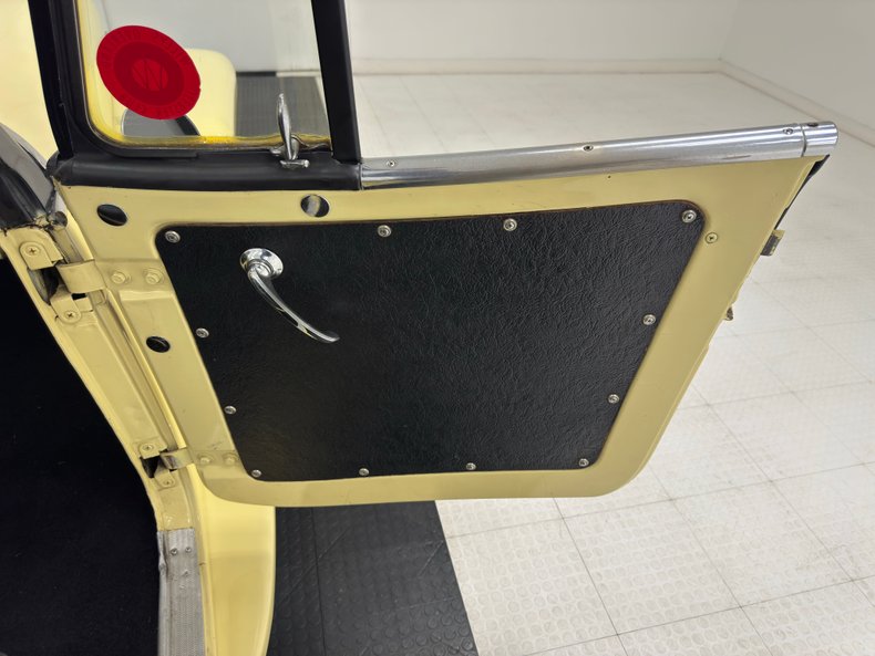 Willys-Jeepster-1950-Yellow-Black-36