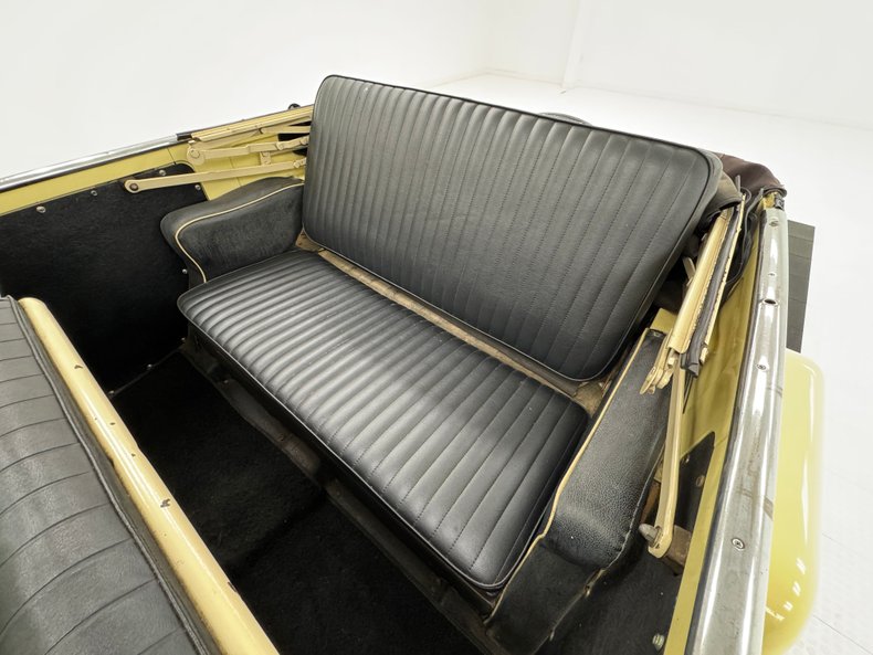 Willys-Jeepster-1950-Yellow-Black-37