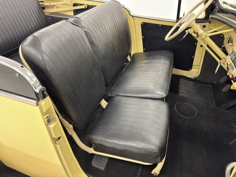 Willys-Jeepster-1950-Yellow-Black-38