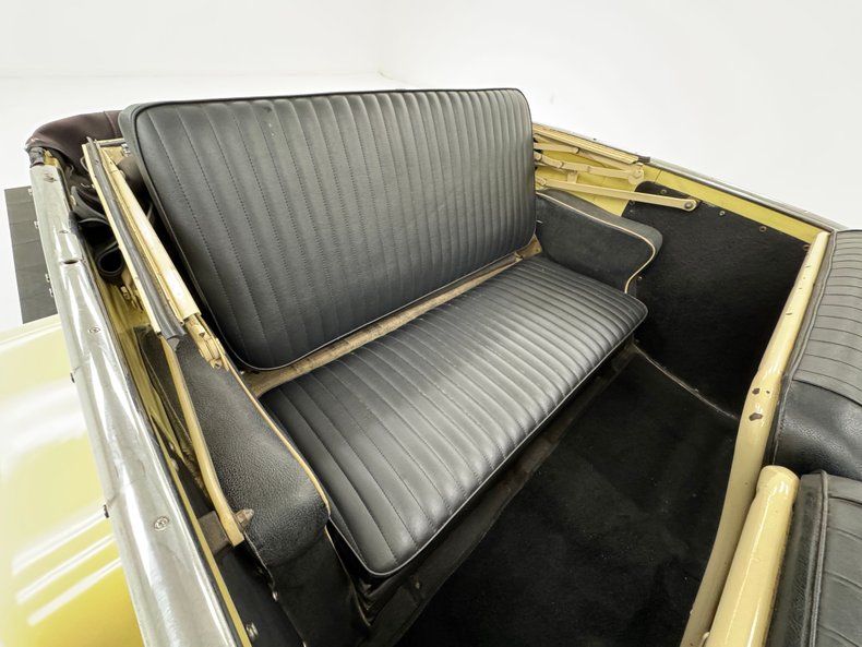 Willys-Jeepster-1950-Yellow-Black-40