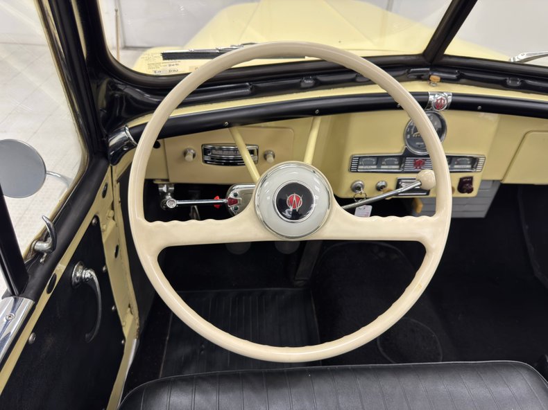 Willys-Jeepster-1950-Yellow-Black-41