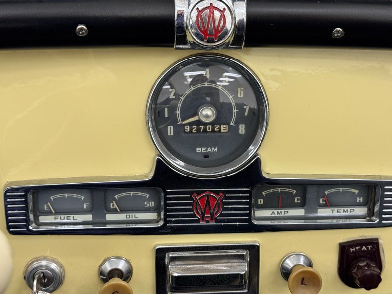 Willys-Jeepster-1950-Yellow-Black-42