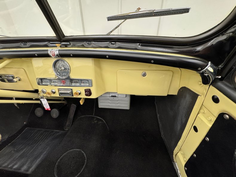 Willys-Jeepster-1950-Yellow-Black-43