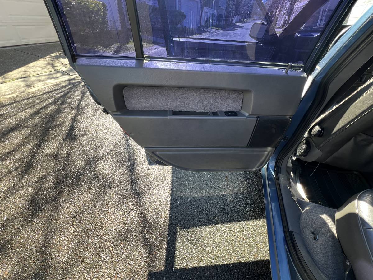 740-volvo-1992-blue-2