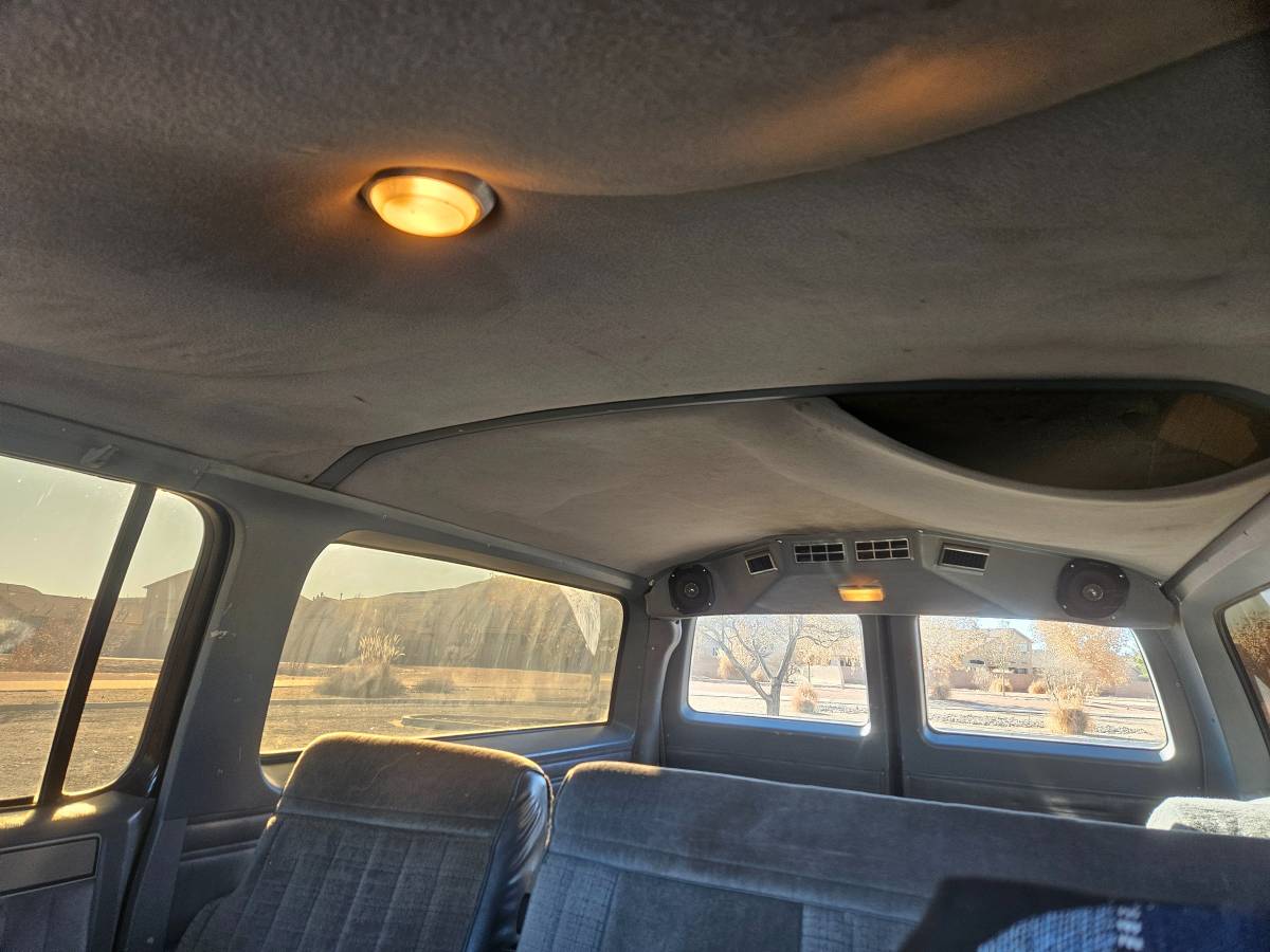 84-suburban-4x4-1984-6