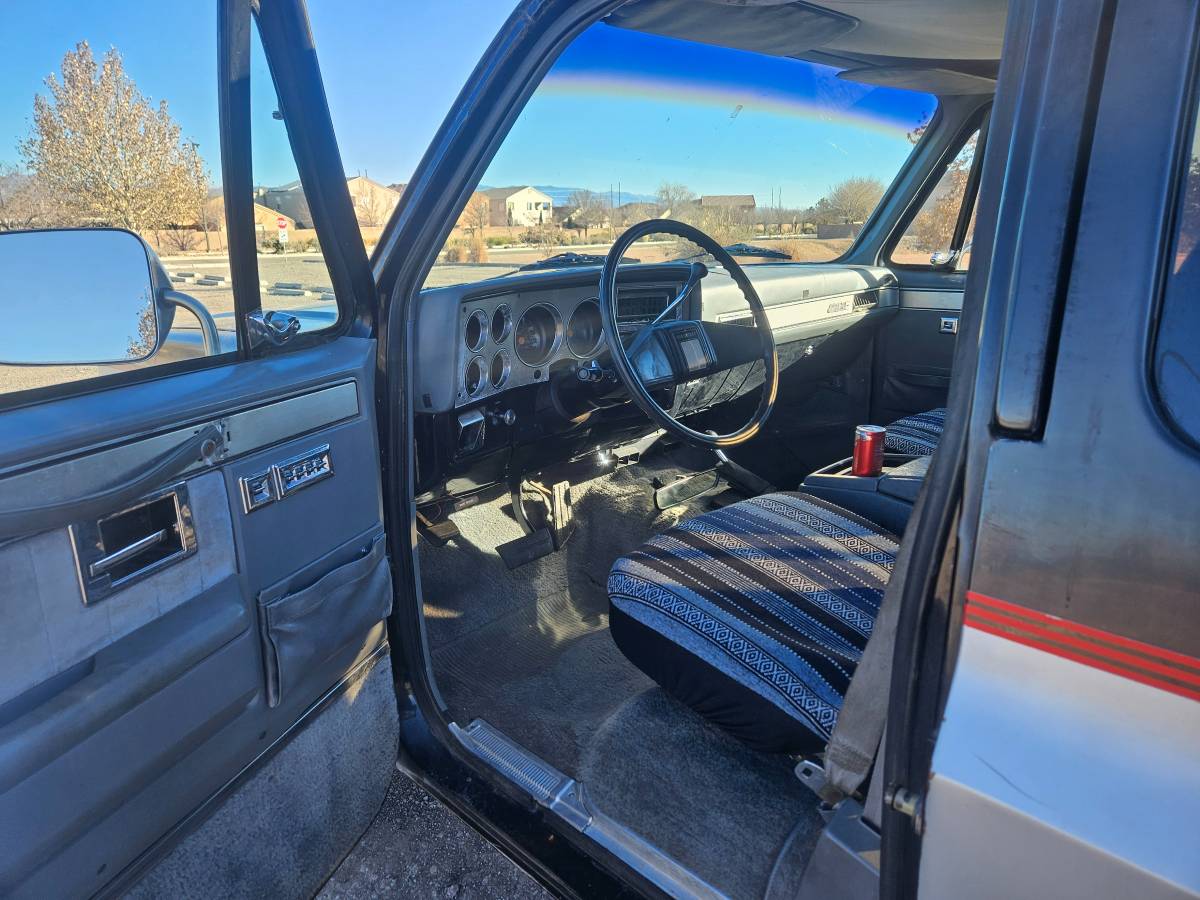 84-suburban-4x4-1984-7