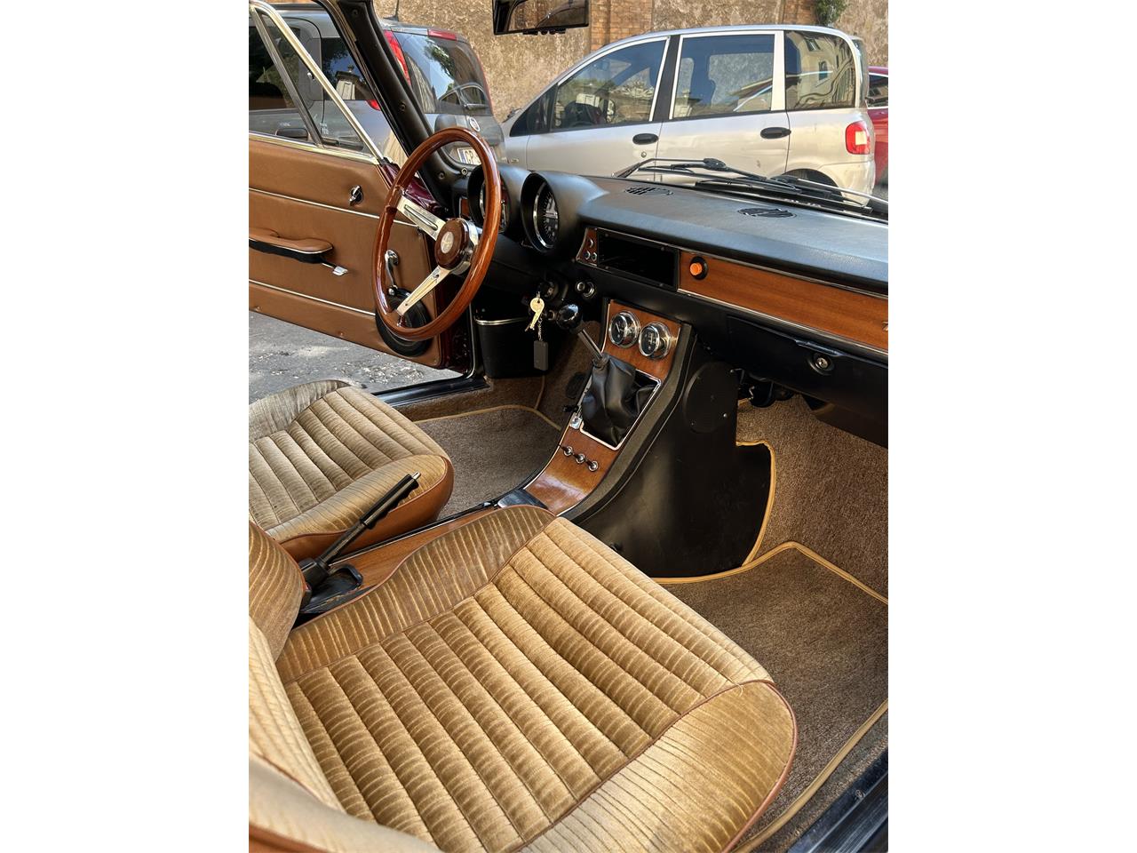 Alfa-romeo-Gta-1300-junior-1971-Burgundy-Alcantara-Beige-5