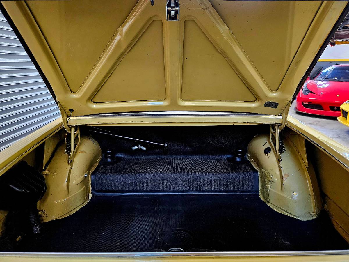 Alfa-romeo-giulia-super-1300-1975-11