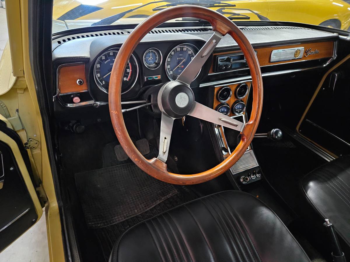 Alfa-romeo-giulia-super-1300-1975-14