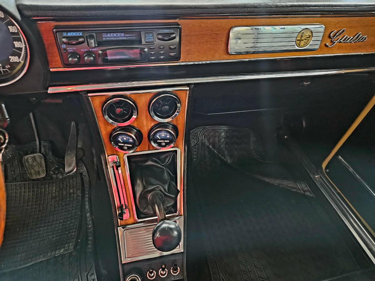 Alfa-romeo-giulia-super-1300-1975-4