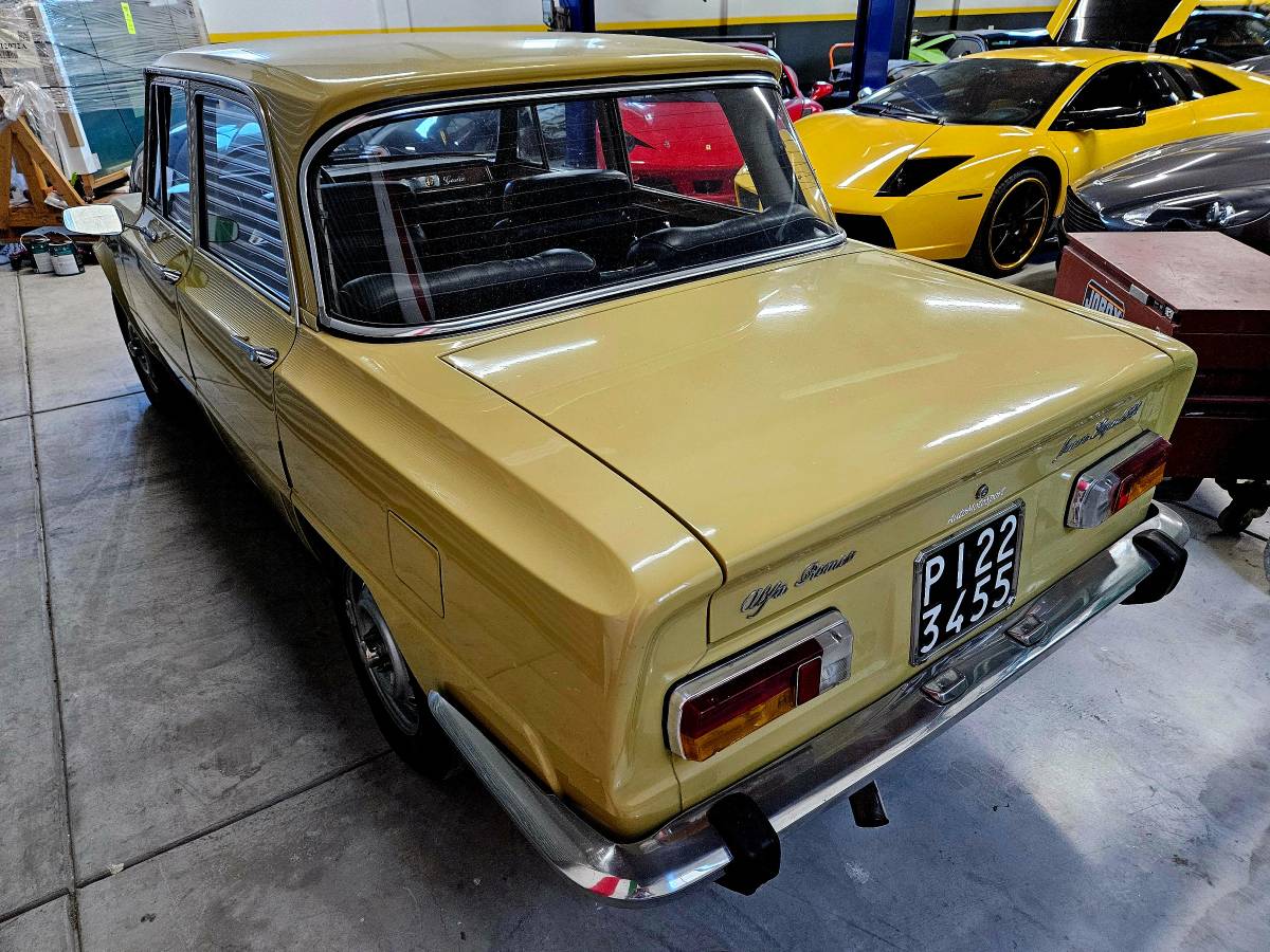 Alfa-romeo-giulia-super-1300-1975-7