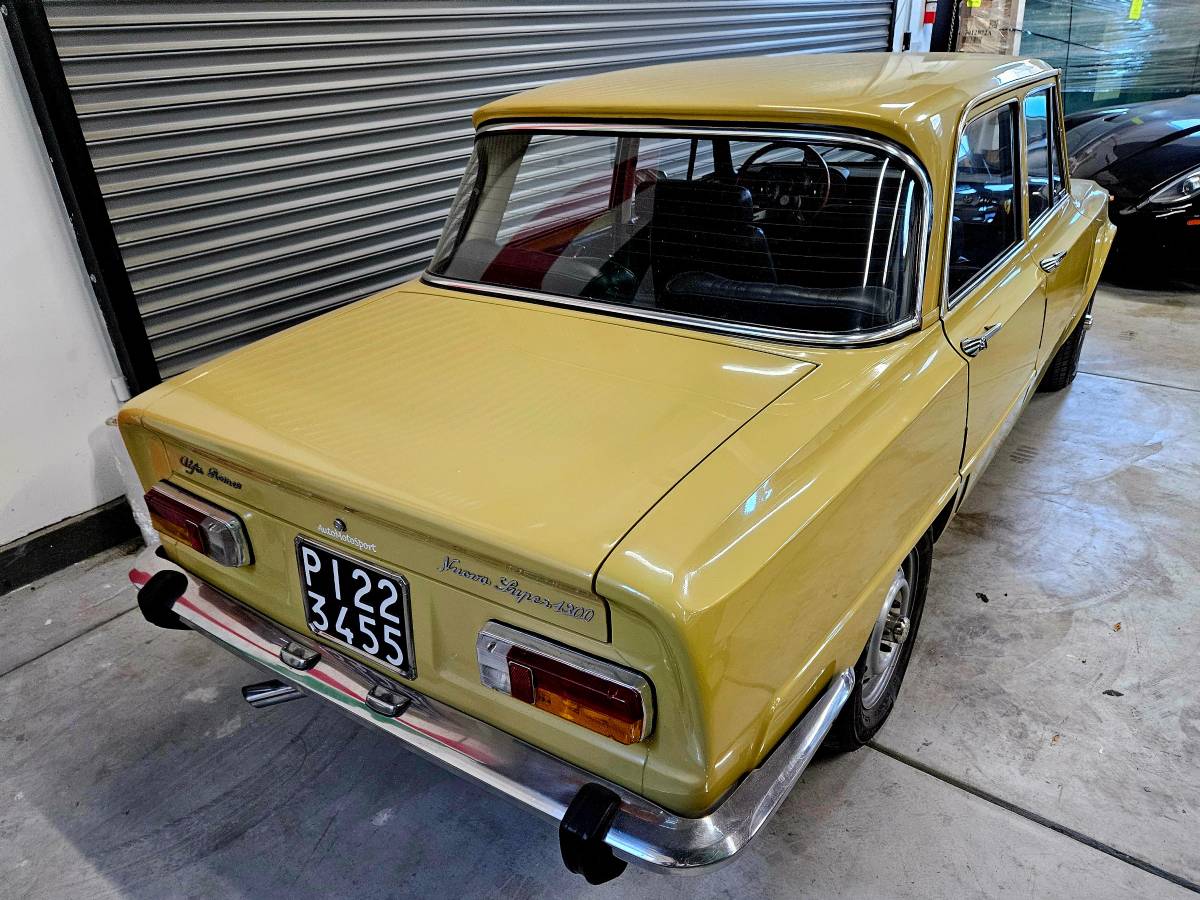 Alfa-romeo-giulia-super-1300-1975-9