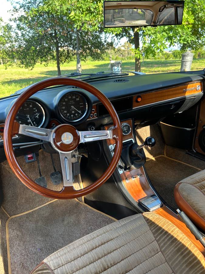 Alfa-romeo-gt-1300-junior-1971-red-12