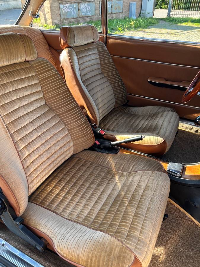 Alfa-romeo-gt-1300-junior-1971-red-13