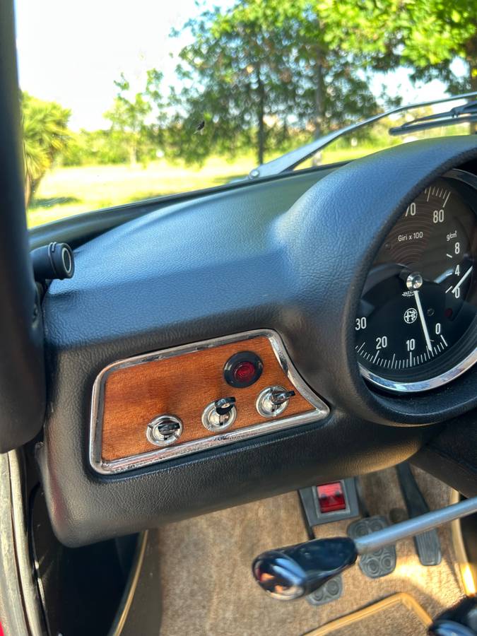 Alfa-romeo-gt-1300-junior-1971-red-23