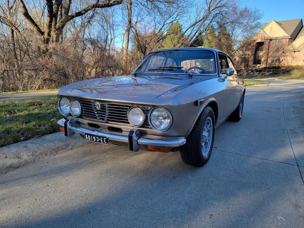 Alfa-romeo-gtv-1972-10
