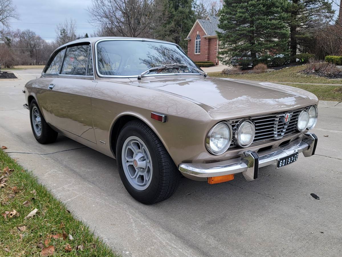 Alfa-romeo-gtv-1972-11