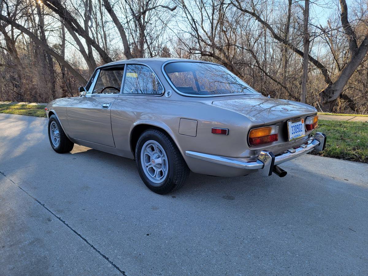 Alfa-romeo-gtv-1972-7