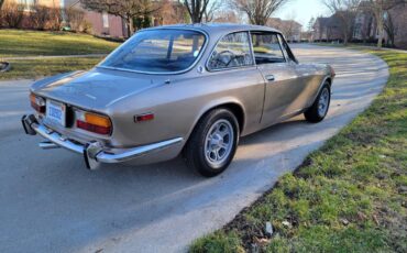 Alfa-romeo-gtv-1972-8