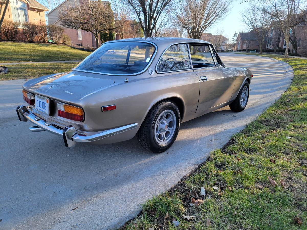Alfa-romeo-gtv-1972-8