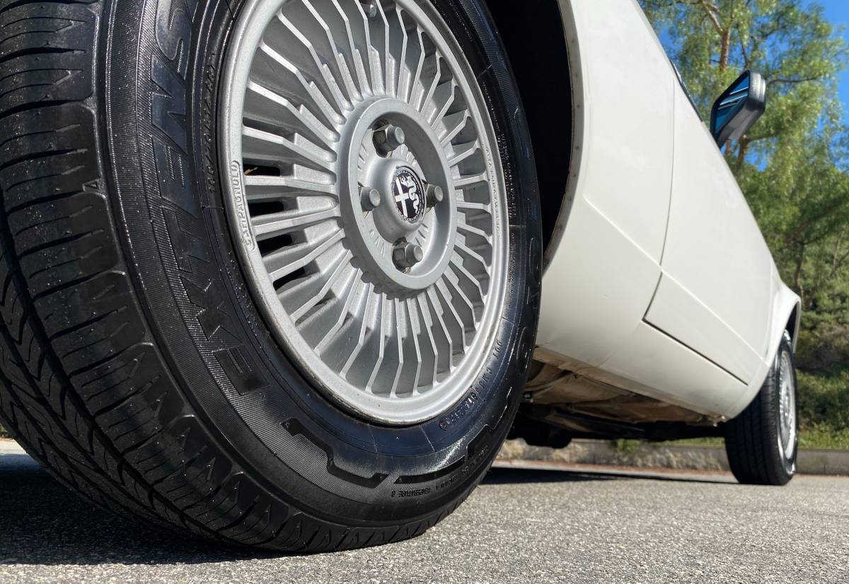 Alfa-romeo-gtv-alfetta-andretti-1977-white-11