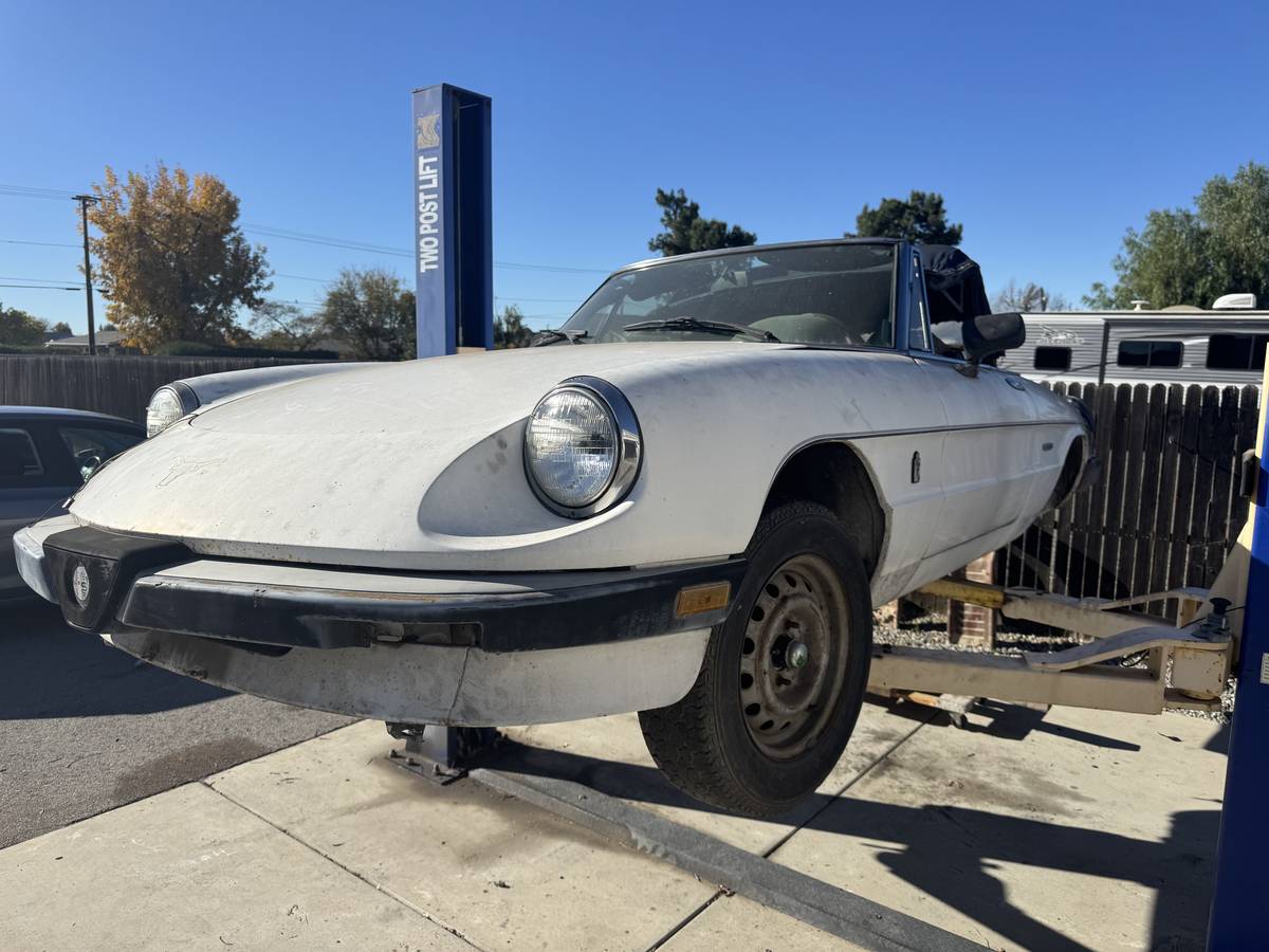 Alfa-romeo-spider-1986-11