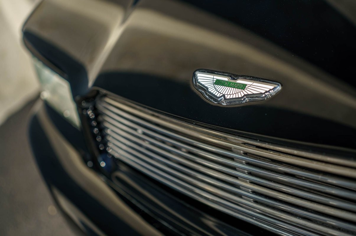 Aston-Martin-Virage-1992-Coupe-12