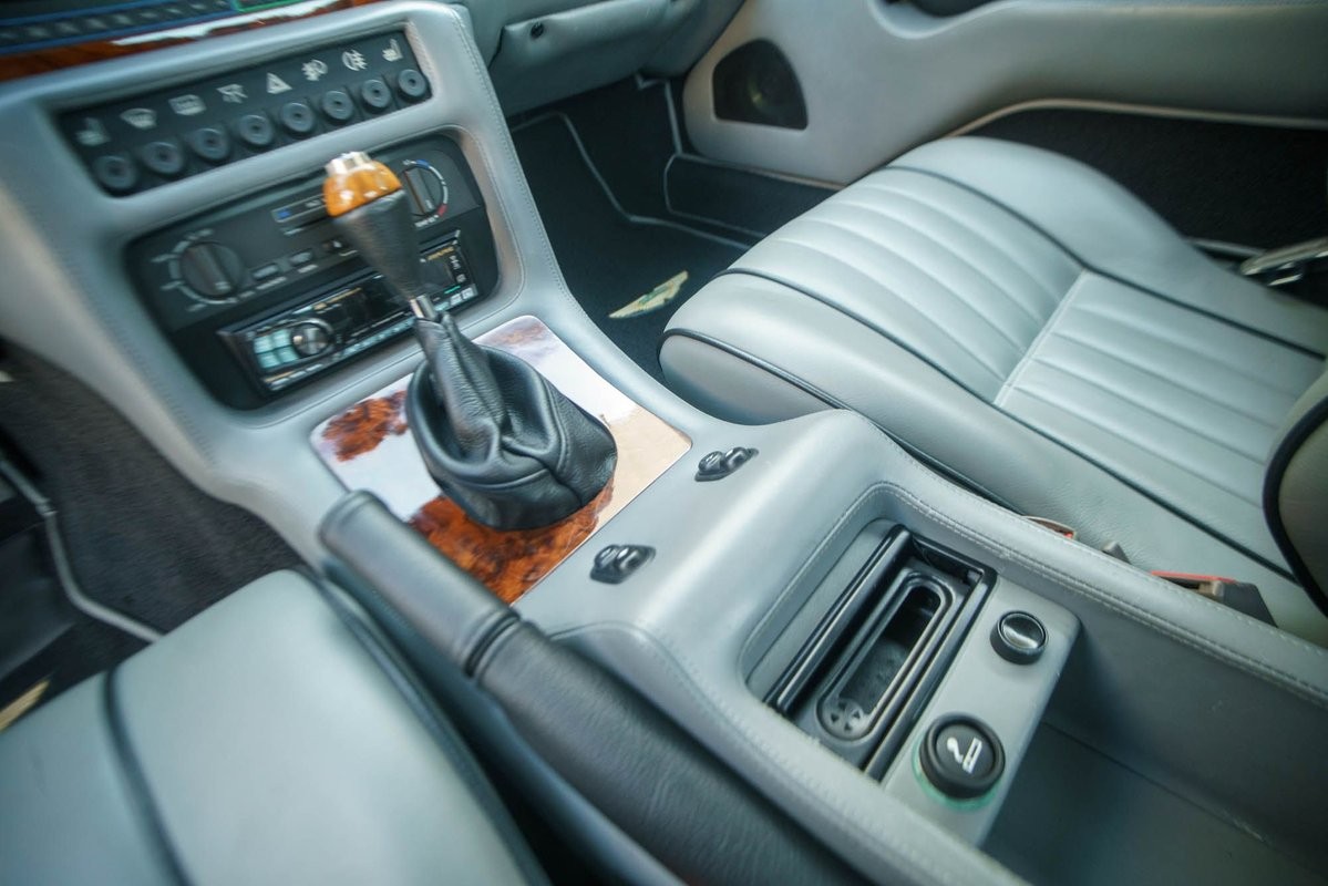 Aston-Martin-Virage-1992-Coupe-16