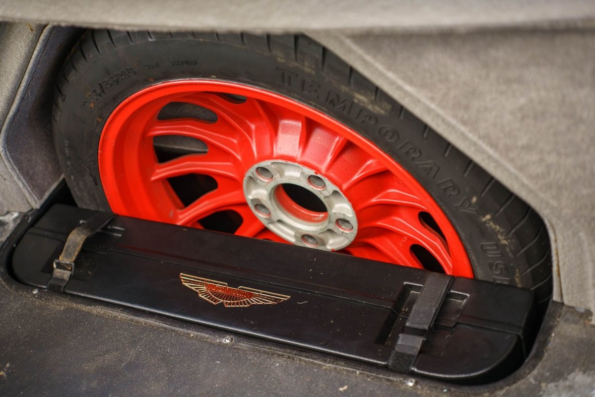 Aston-Martin-Virage-1992-Coupe-18