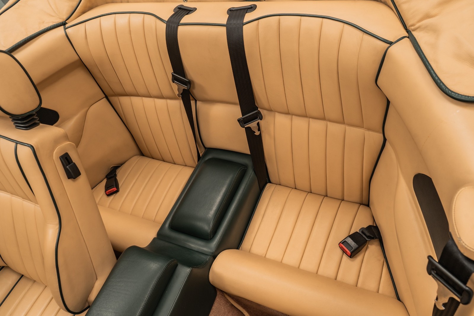 Aston-Martin-Virage-1993-2D-Coupe-15