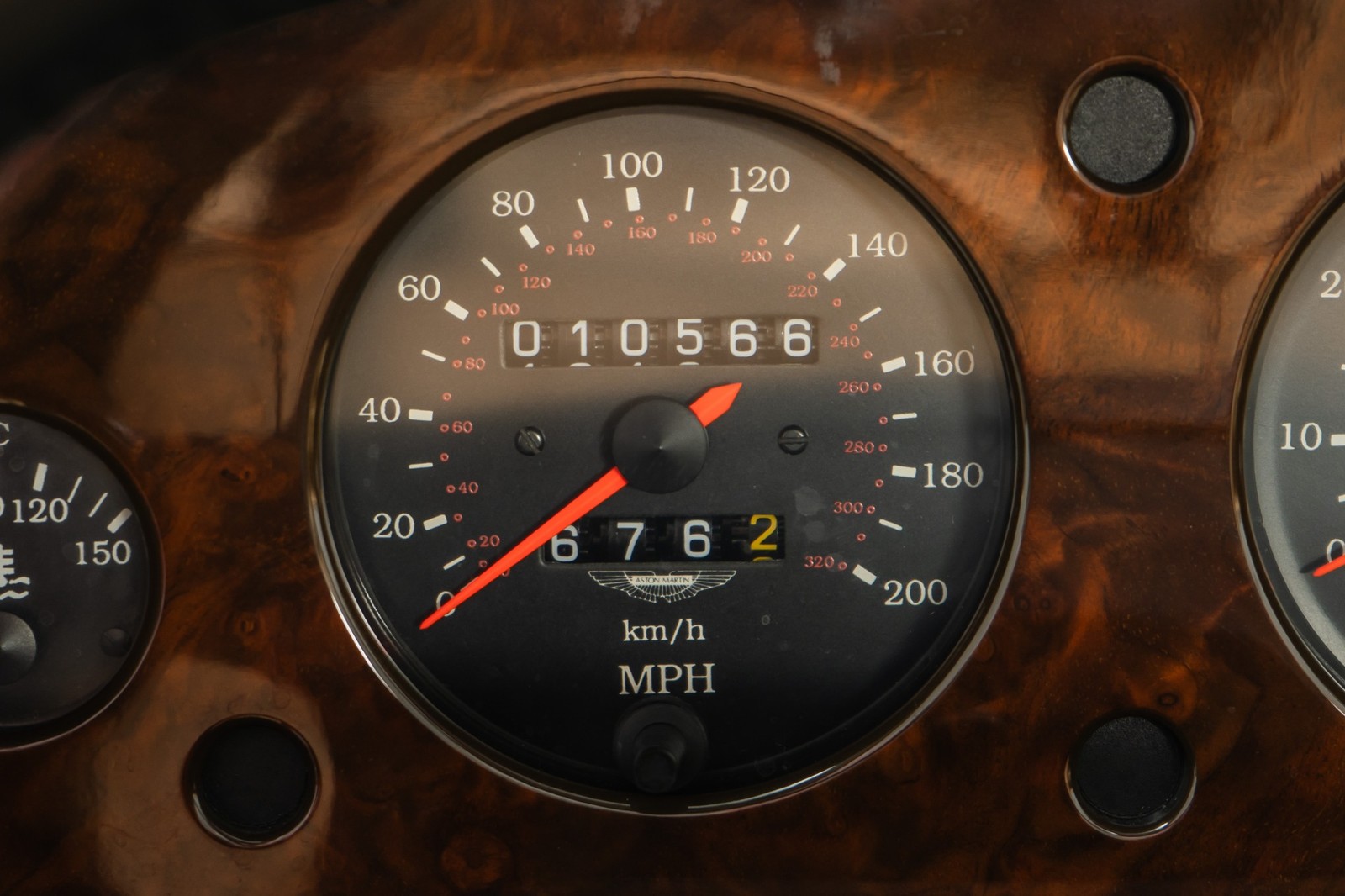 Aston-Martin-Virage-1993-2D-Coupe-21