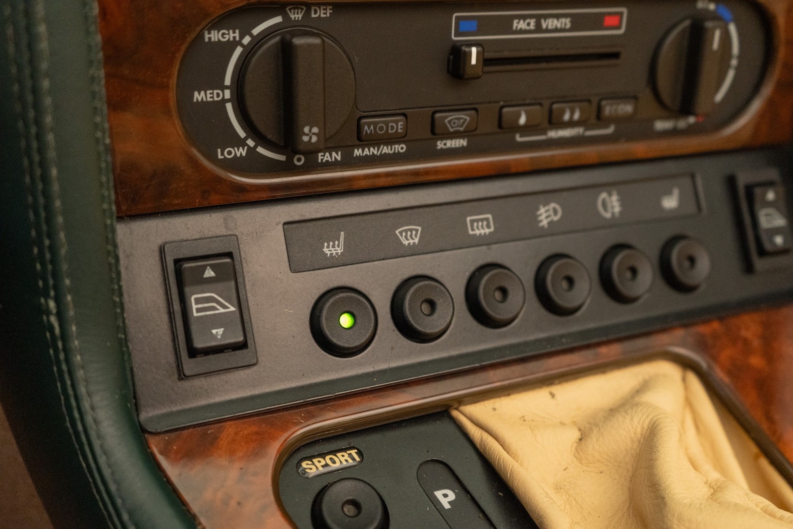 Aston-Martin-Virage-1993-2D-Coupe-26