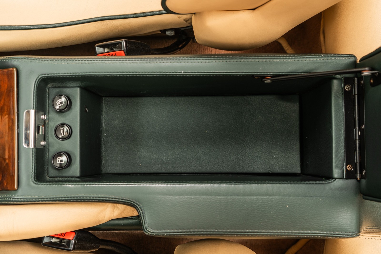 Aston-Martin-Virage-1993-2D-Coupe-28